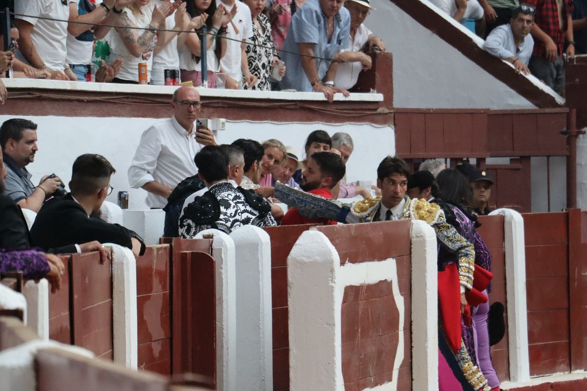 Puerta grande para Morante y El Fandi en León, mientras que Cayetano se despide en silencio