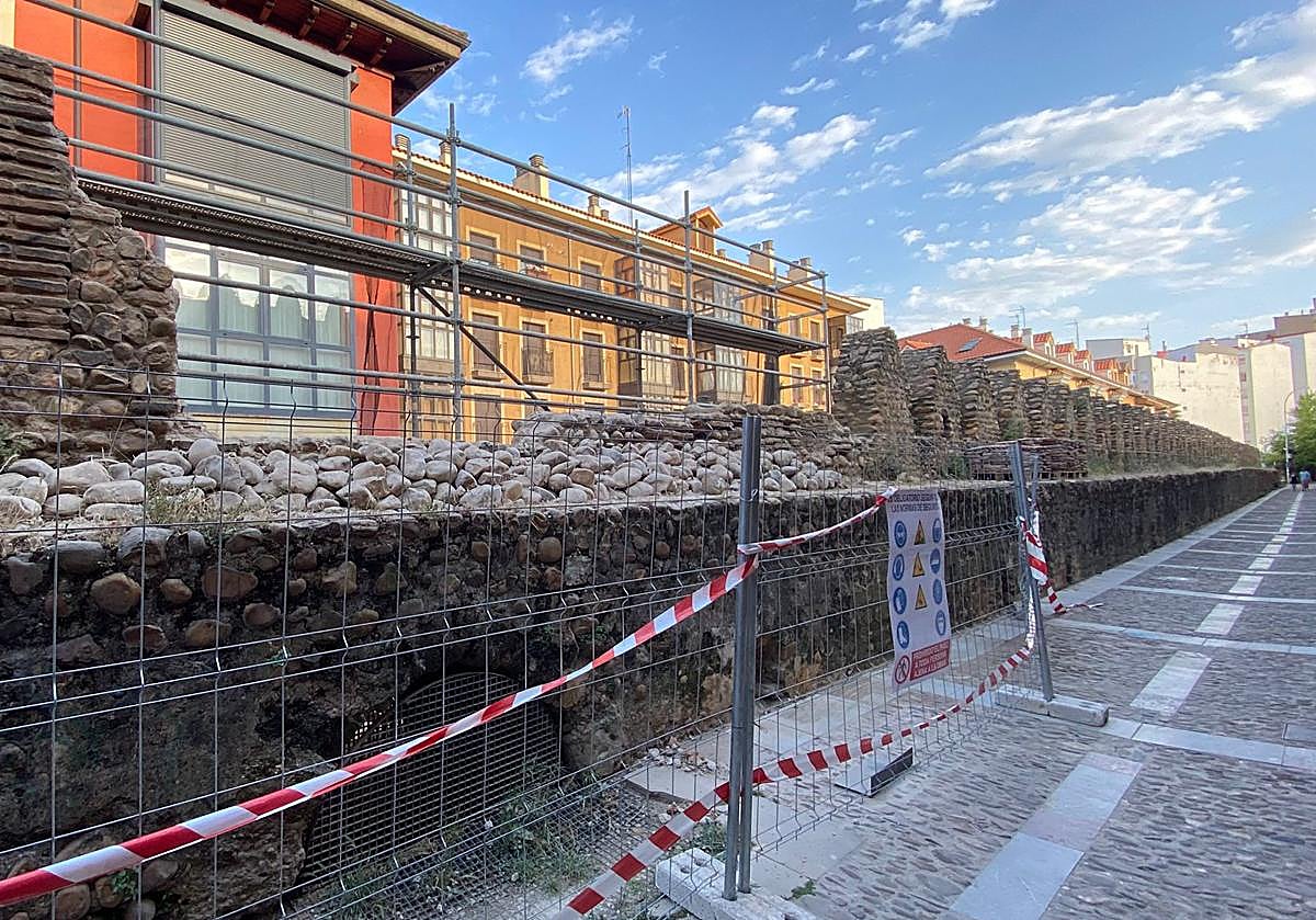 Imagen principal - Arrancan un año después los trabajos de mejora de la muralla en Las Cercas