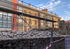 Piedras listas para la rehabilitación de la muralla.