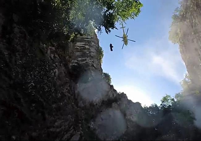 El helicóptero se lleva a la mujer herida.