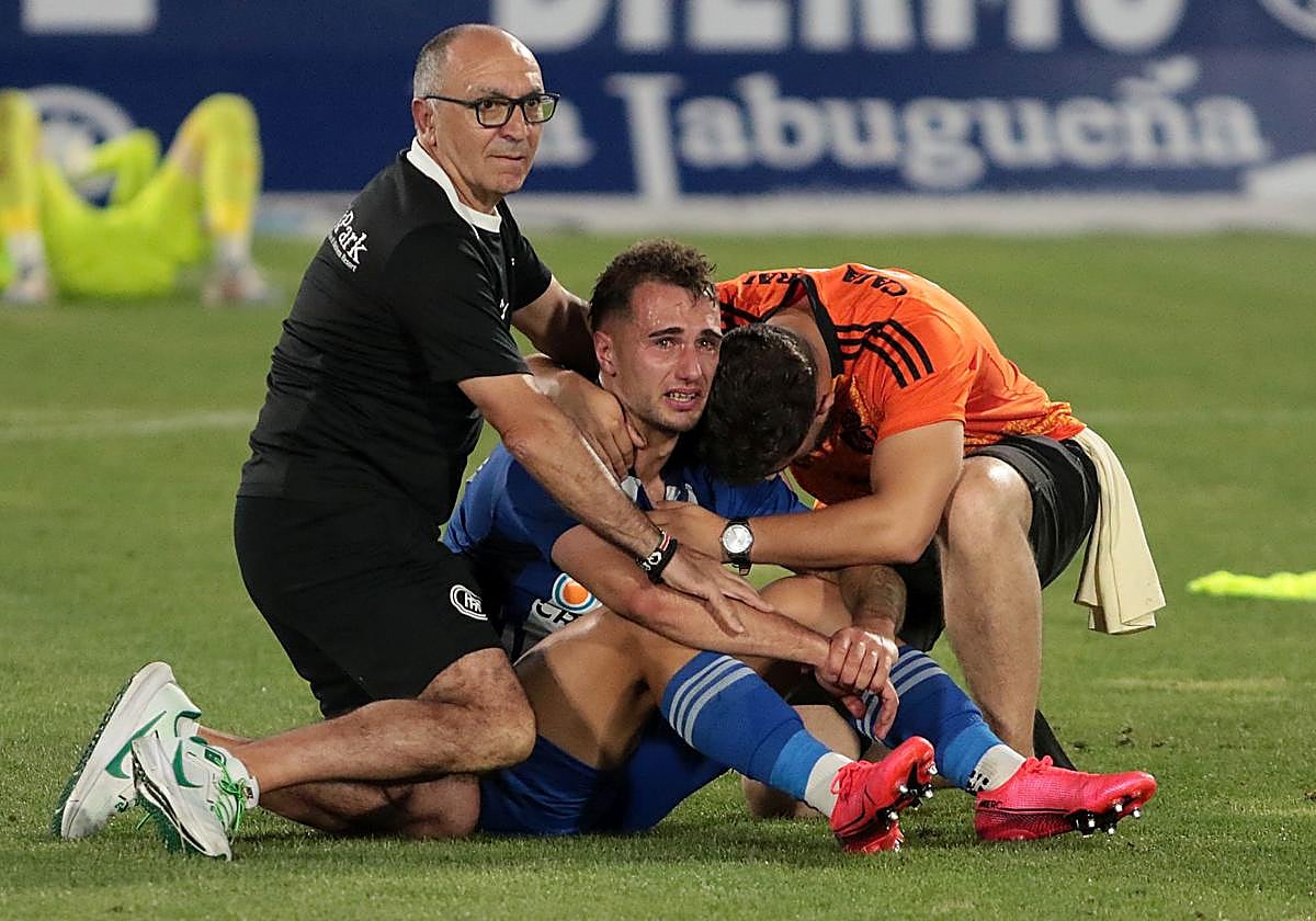 Carrique es consolado por miembros del cuerpo técnico tras el choque ante el Andorra.