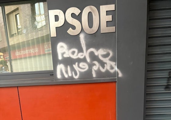 Insultos a Pedro Sánchez en la sede del PSOE de León.