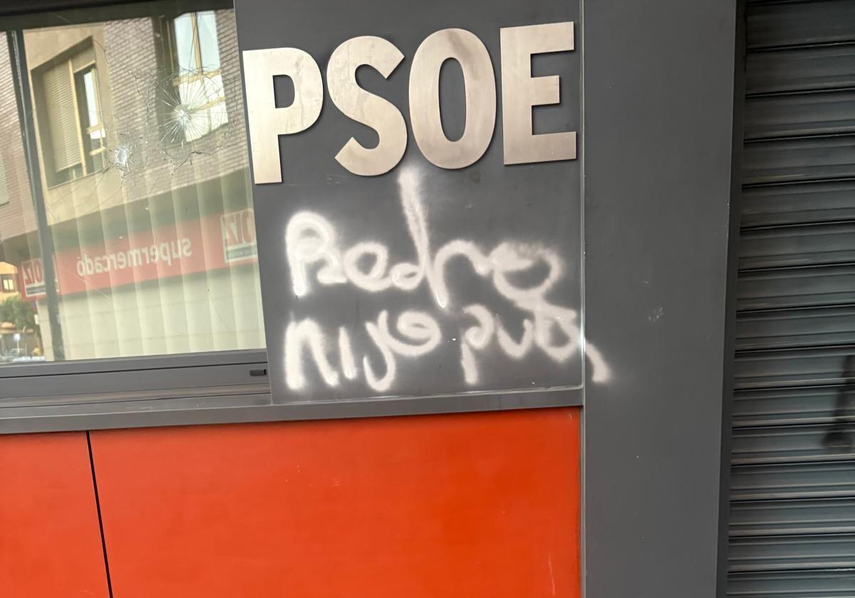 Insultos a Pedro Sánchez en la sede del PSOE de León.