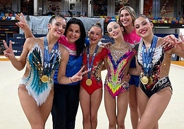 Las gimnastas leonesas con sus oros al cuello.