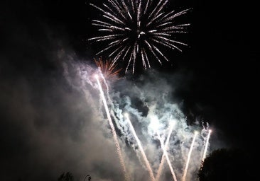 Suaves explosiones para llenar de luz y color el cielo leonés