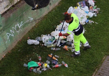 La lluvia no ahoga el macrobotellón de la noche de San Juan a orillas del Bernesga