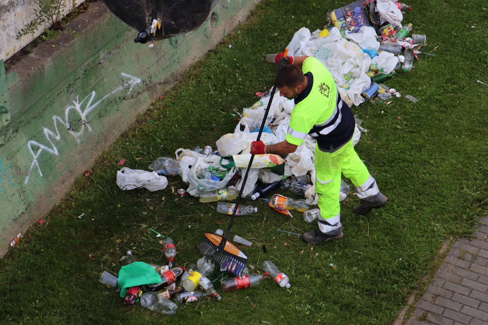Las imágenes de la resaca de la noche de San Juan