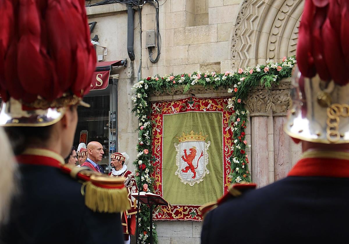 La misa tuvo lugar en la calle Ancha, a la altura de la Capilla del Cristo de la Victoria.