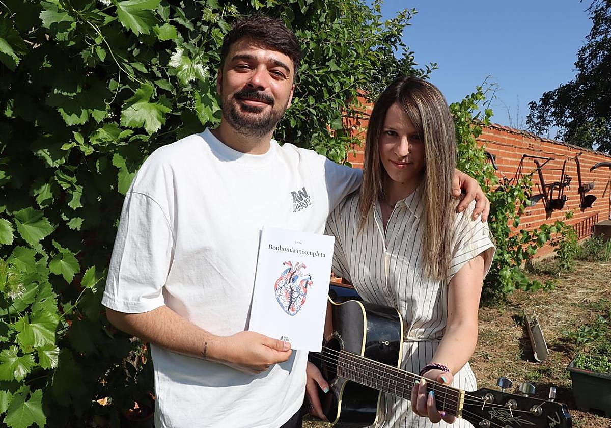 Snia y Fre (los alter egos de Estefanía González y Alfredo García) intercambian su libro y guitarra.