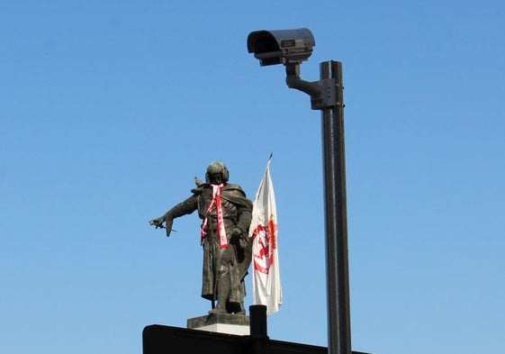 Una cámara de la ZBE de León con la estatua de Guzmán el Bueno al fondo.