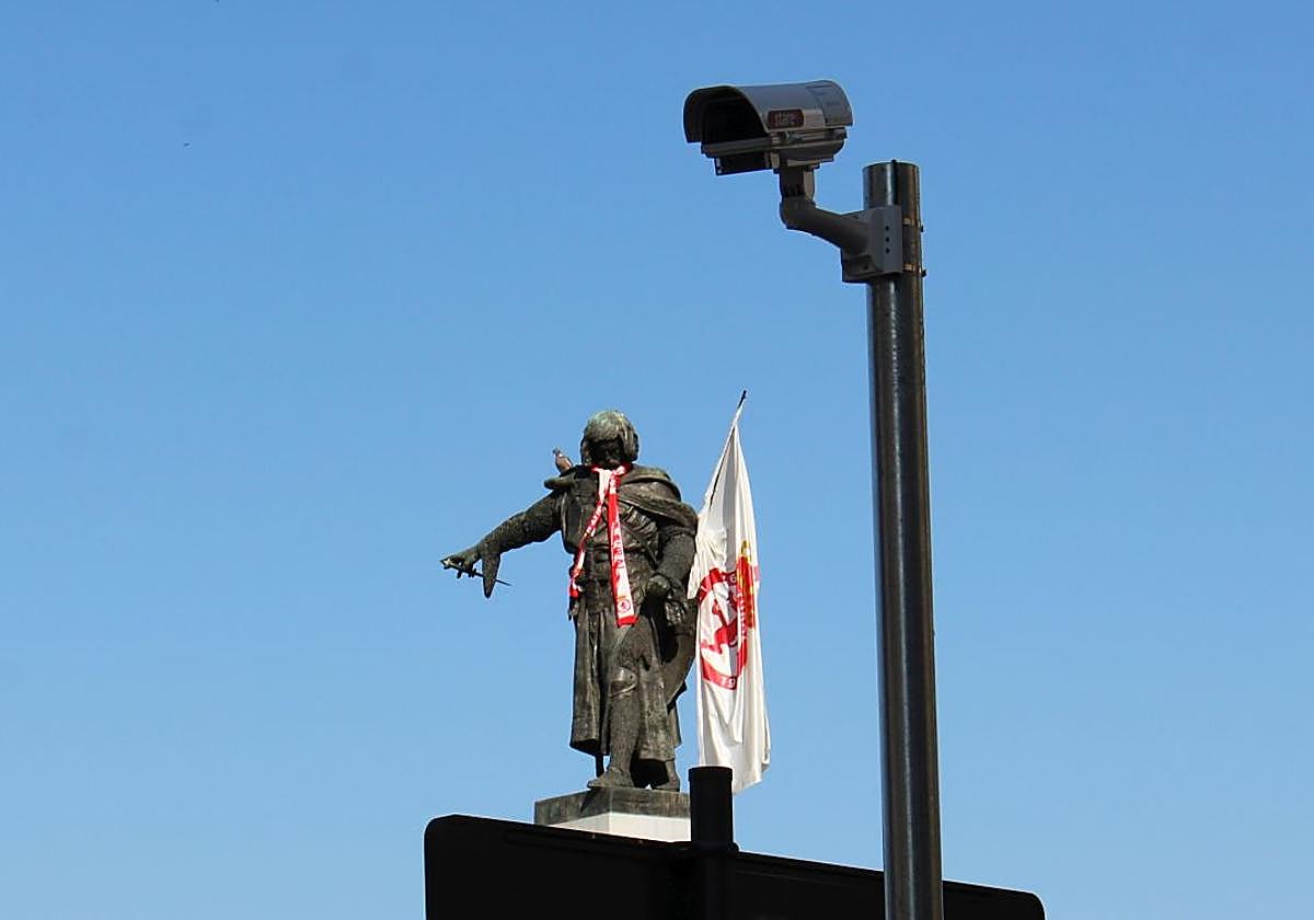 Una cámara de la ZBE de León con la estatua de Guzmán el Bueno al fondo.
