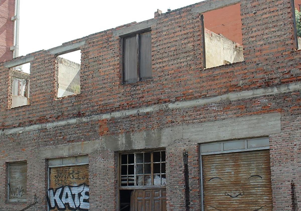 Imagen principal - Vistas del estado actual del exterior del edificio de Bodegas Armando en León.