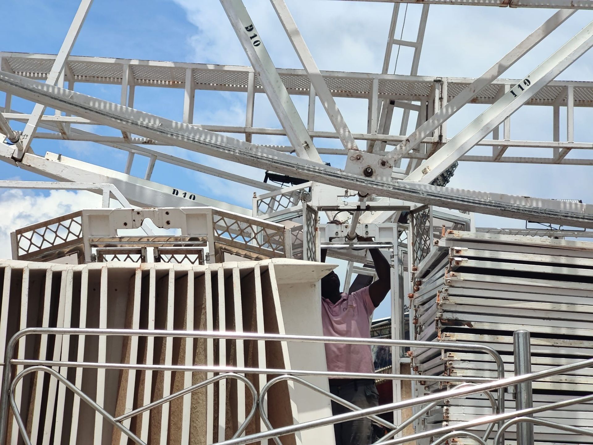 Las imágenes de la noria del Real de la Feria de León, tras la tormenta