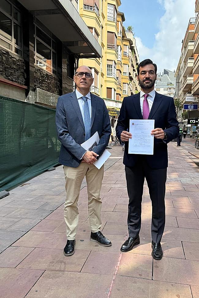 David Fernández posa con la sentencia junto a Carlos González Antón.