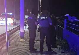 Agentes de la Guardia Civil y Policía Local en el rescate del anciano.