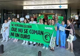 Concentración a las puertas del Hospital de León.
