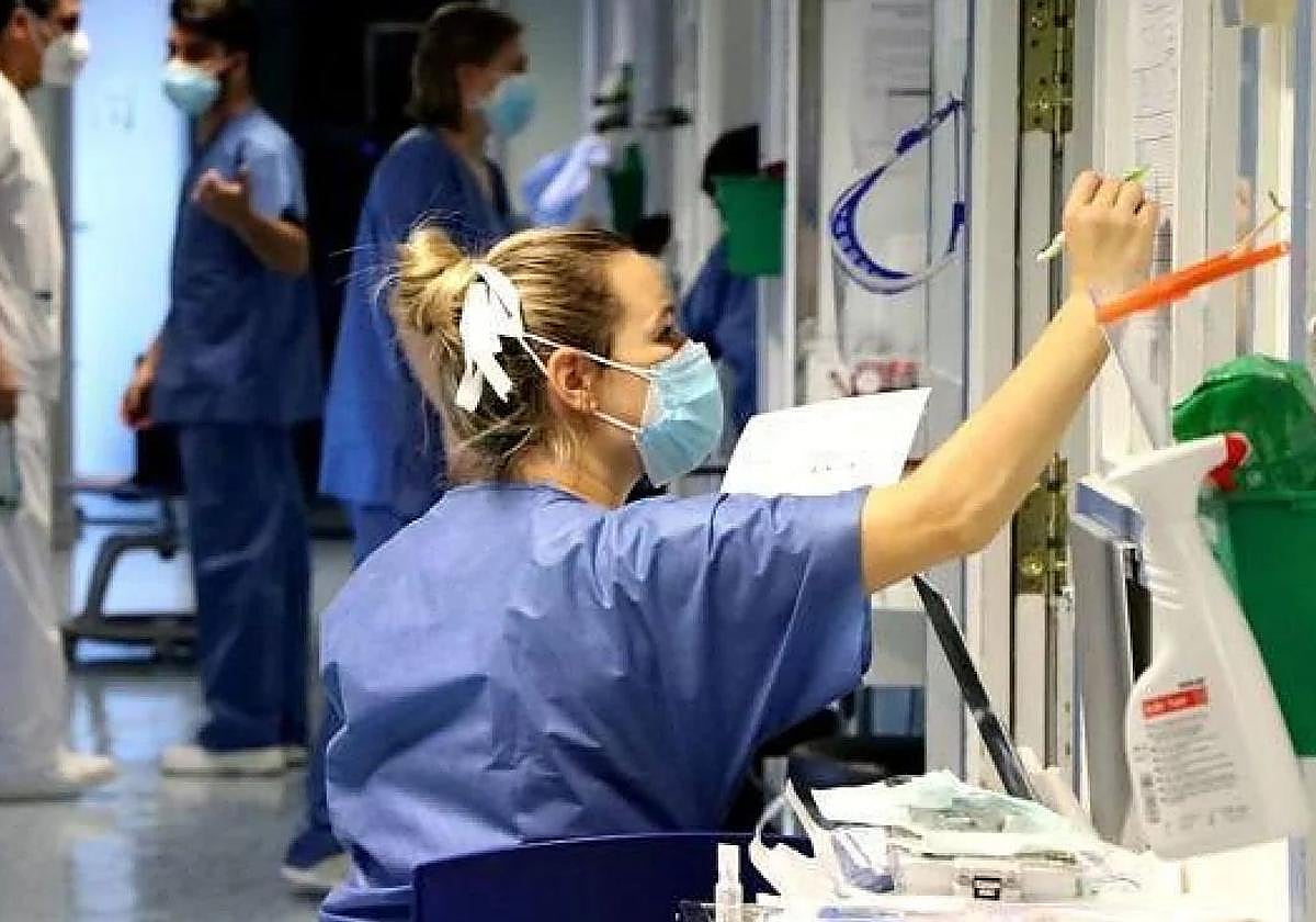 Imagen de una enfermera en el Hospital de León.