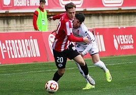 Tresaco pelea un balón con Pibe en el partido de esta temporada entre Cultural y Zamora.