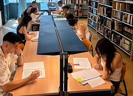 Imagen de opositores con apuntes en mesas de estudio.