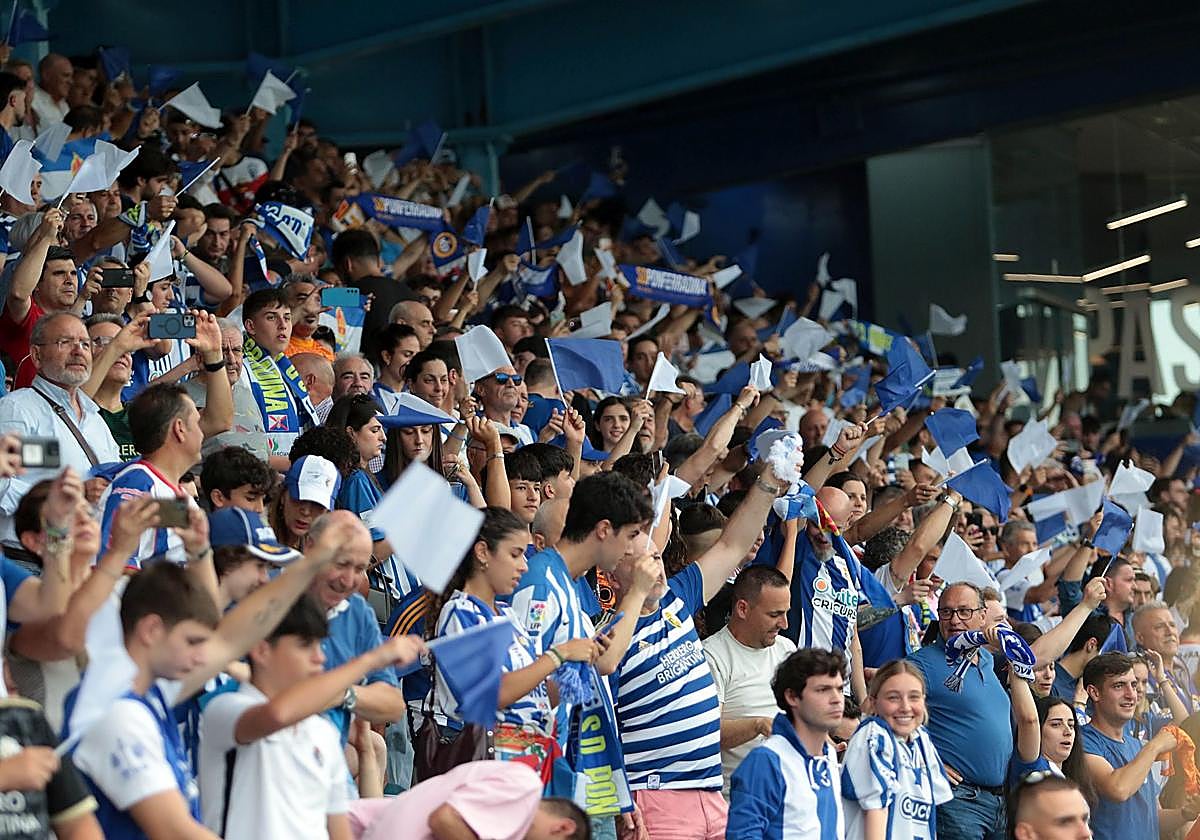 Aficionados de la Deportiva en la grada de El Toralín.