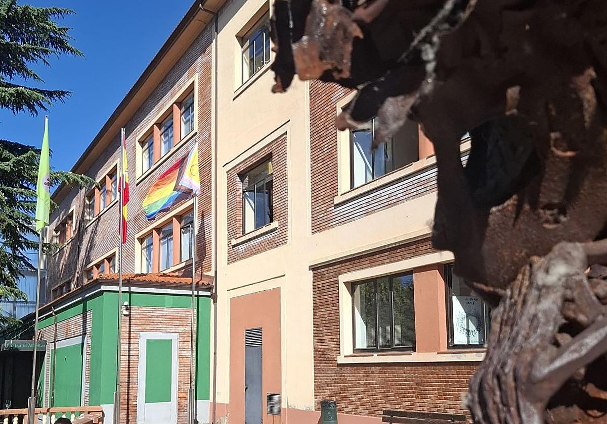 La bandera ondea en el Rectorado.