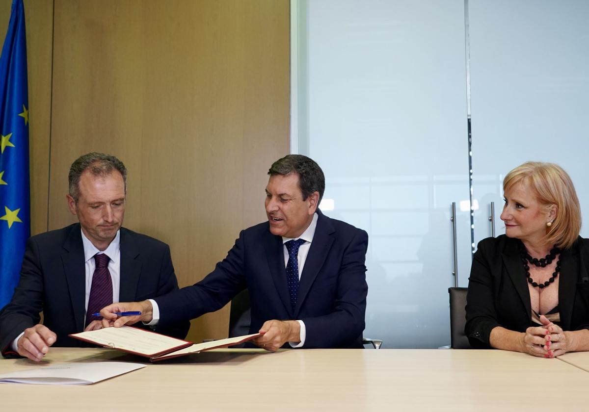 Firma del protocolo entre Castilla y León y Asturias.