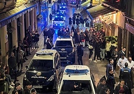 Efectivos de la Policía Nacional en el barrio Húmedo de León.