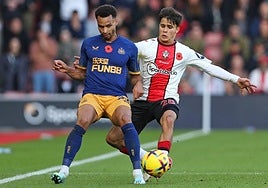 Juan Larios (D), en un partido con el Southampton.