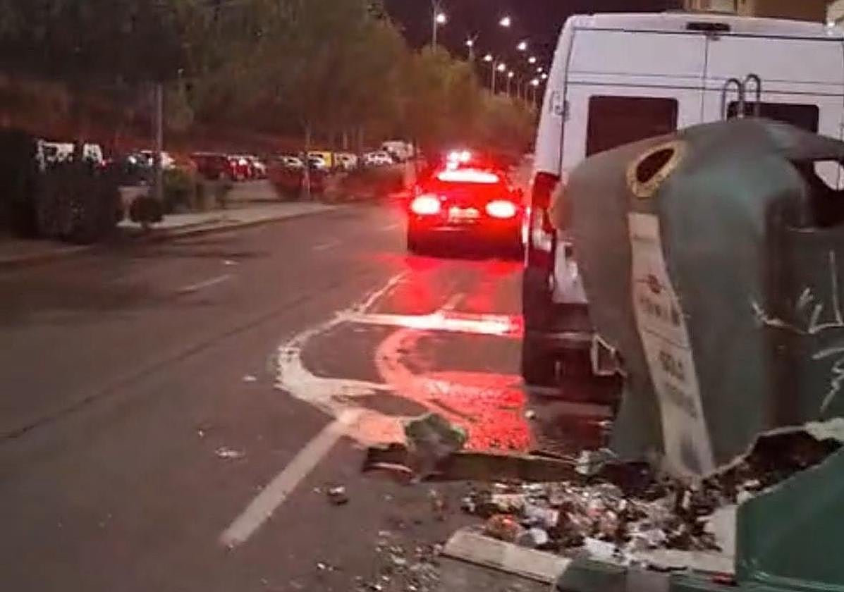 Momento del impacto del vehículo contra los contenedores en Santos Ovejero.