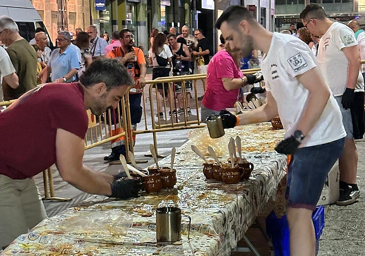 Las imágenes del reparto de sopas de ajo en la noche de San Pedro