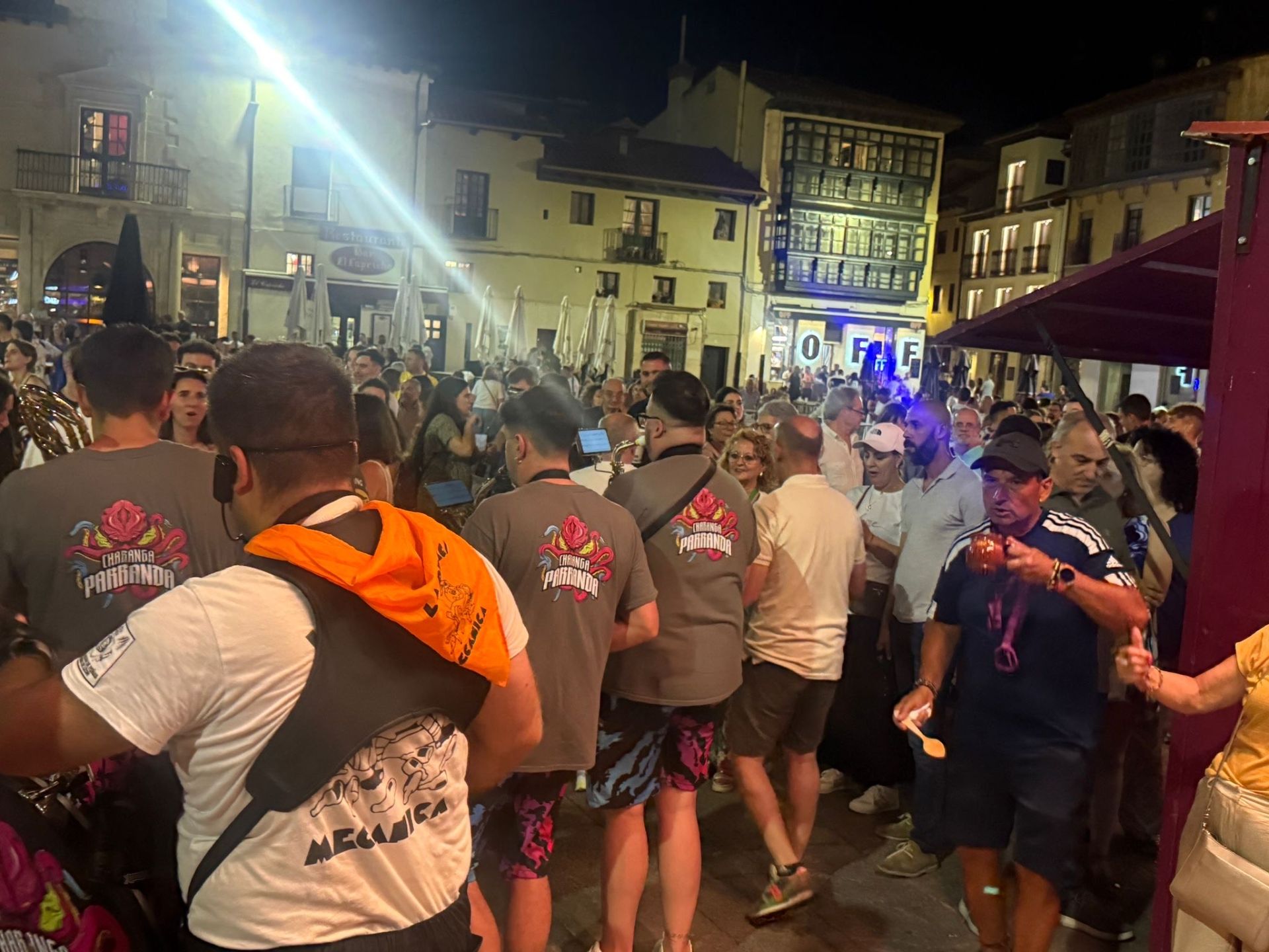 Las imágenes del reparto de sopas de ajo en la noche de San Pedro