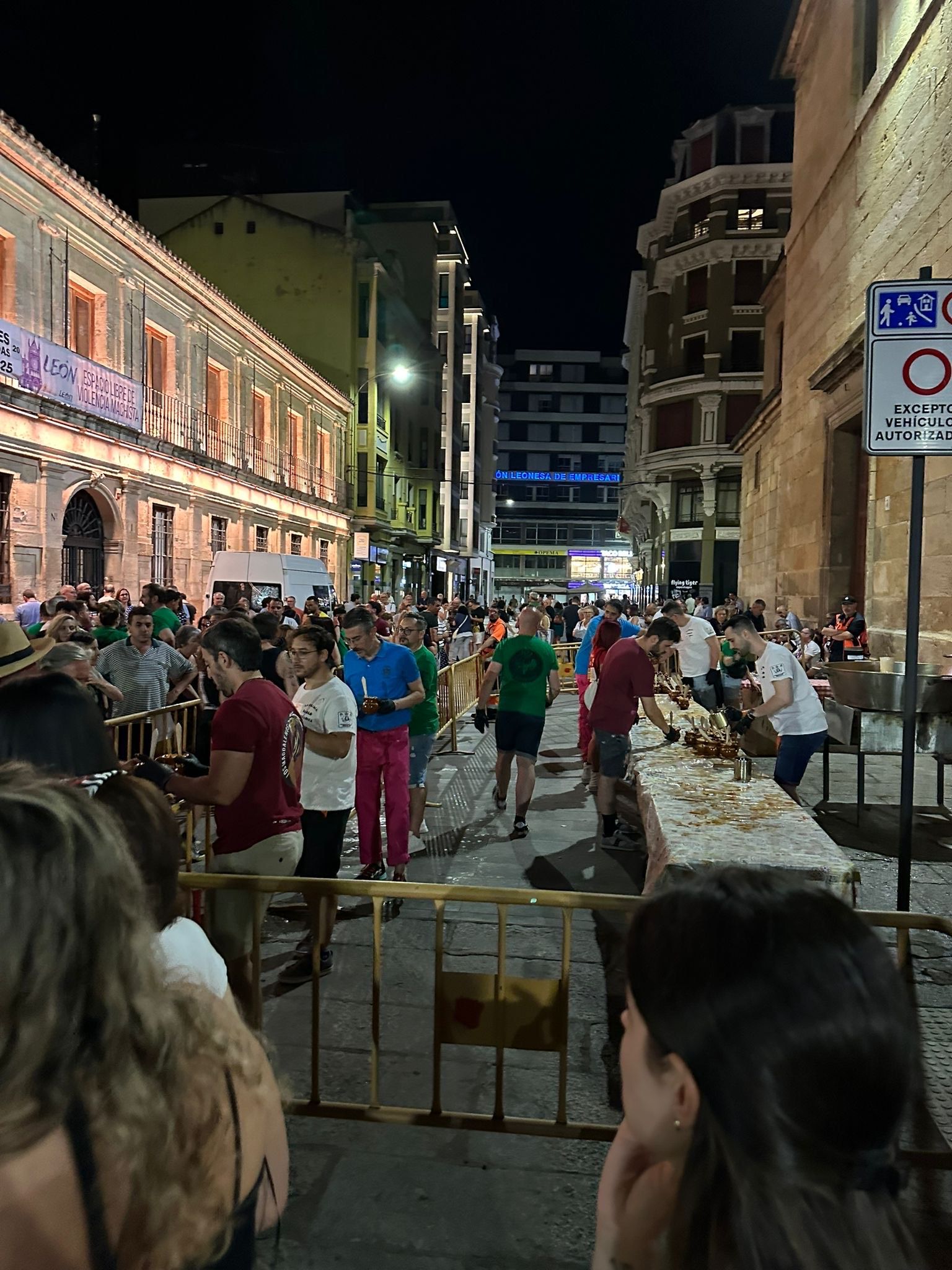 Las imágenes del reparto de sopas de ajo en la noche de San Pedro