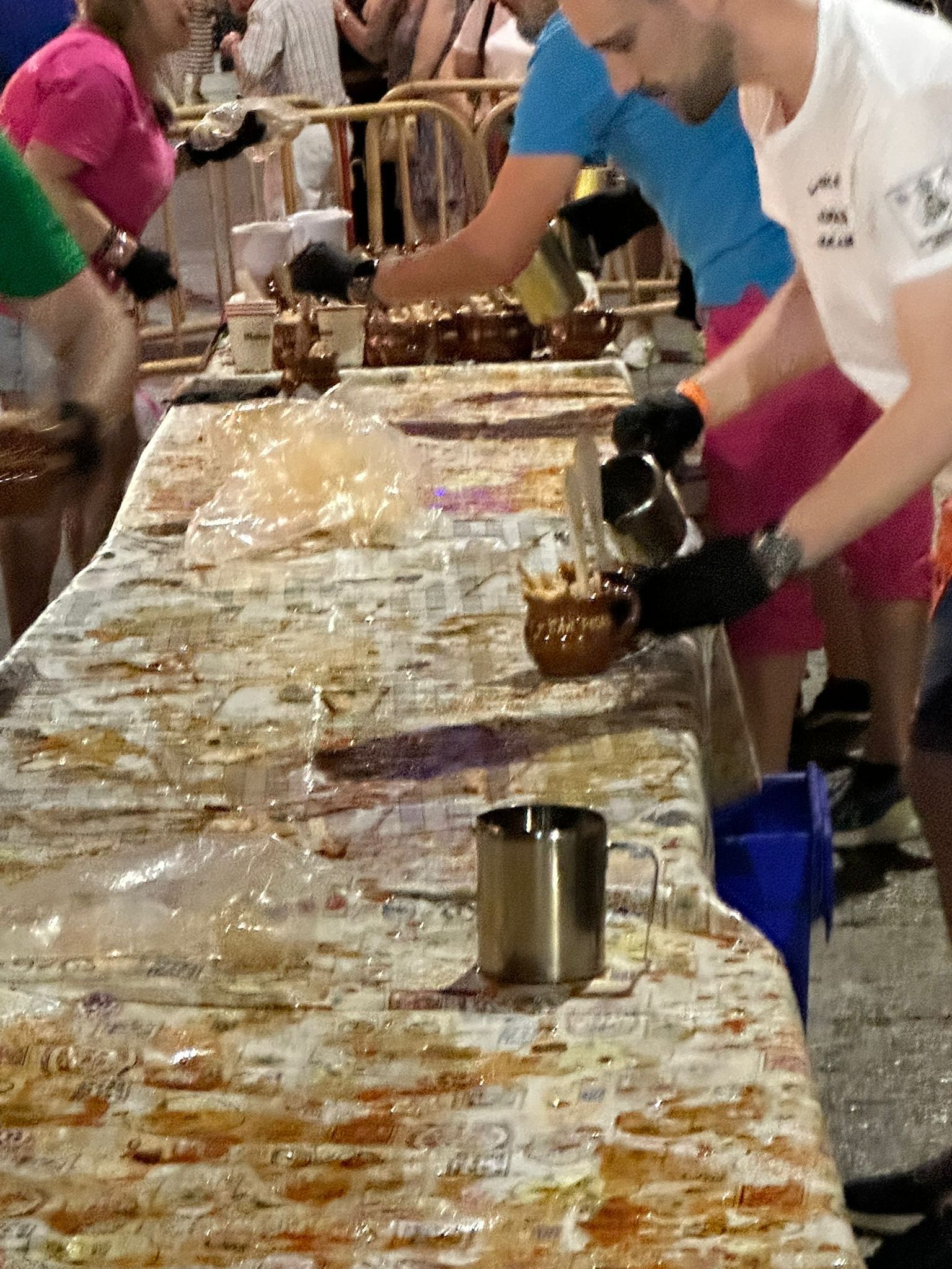 Las imágenes del reparto de sopas de ajo en la noche de San Pedro