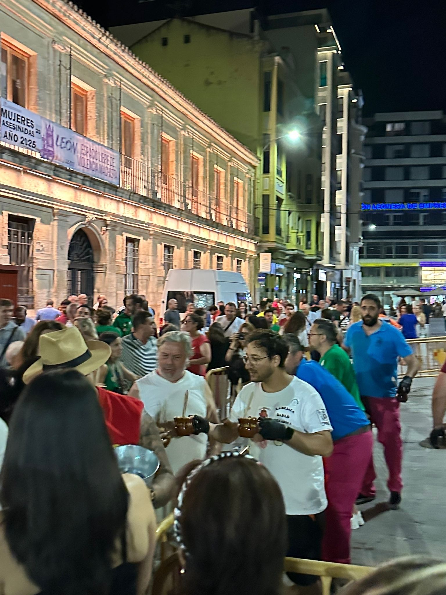 Las imágenes del reparto de sopas de ajo en la noche de San Pedro