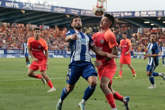 Borja Valle pelea un balón ante el Andorra.
