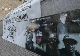 Homenaje a las puertas de los juzgados de León durante el juicio.