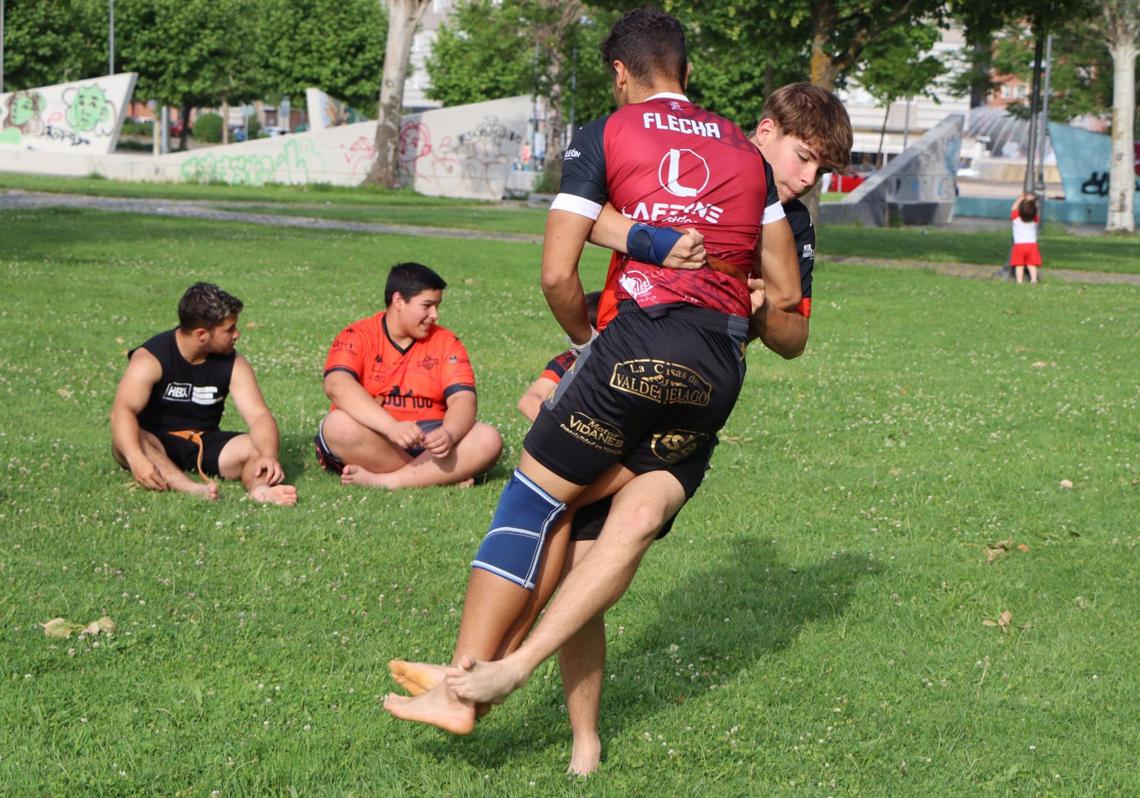 Dos jóvenes luchadores realizan una de las mañas.
