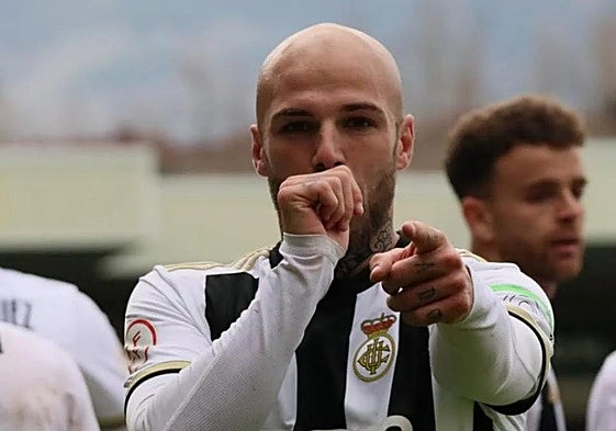 Sergio Benito celebra un gol con el Real Unión.