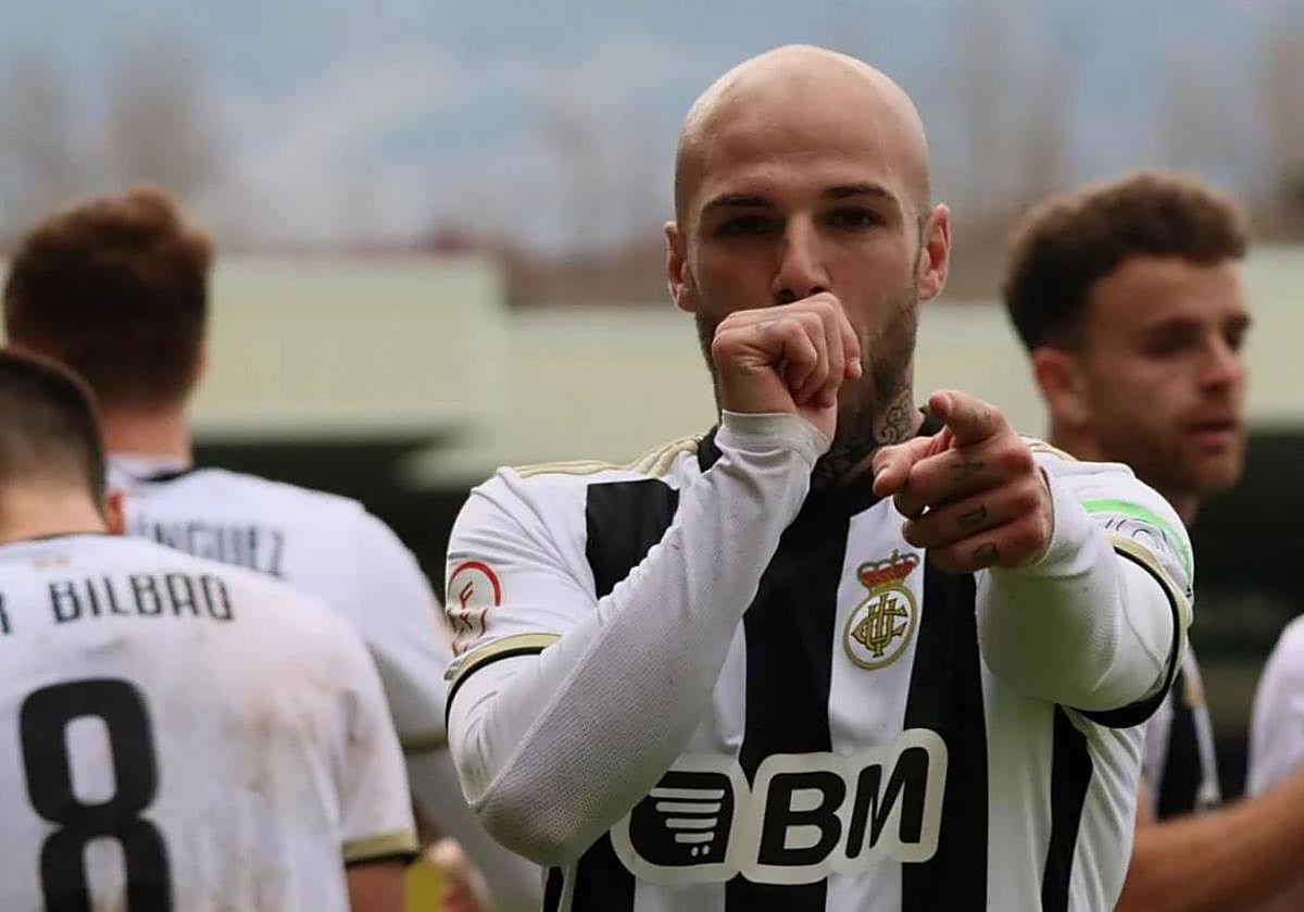 Sergio Benito celebra un gol con el Real Unión.