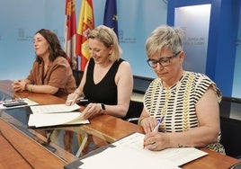La vicepresidenta de la Junta de Castilla y León y consejera de Familia e Igualdad de Oportunidades, Isabel Blanco, firma con la Asociación de Afectados de Esclerosis Lateral Amiotrófica de Castilla y León (ELACyL) un acuerdo para la introducción de mejoras en el protocolo de colaboración para la atención a las familias y a las personas afectadas de ELA.