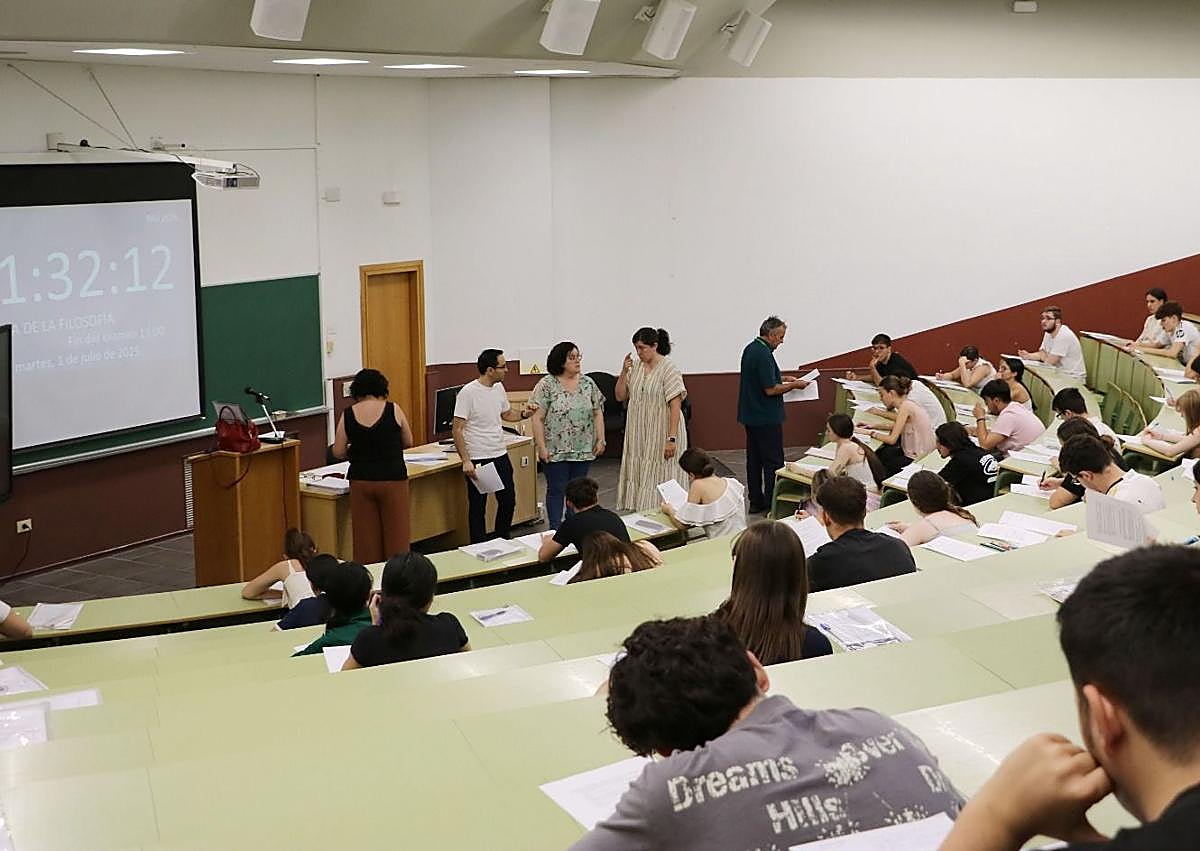 Imagen secundaria 1 - Segundo intento para los futuros universitarios: 409 alumnos se presentan a la PAU extraordinaria en León