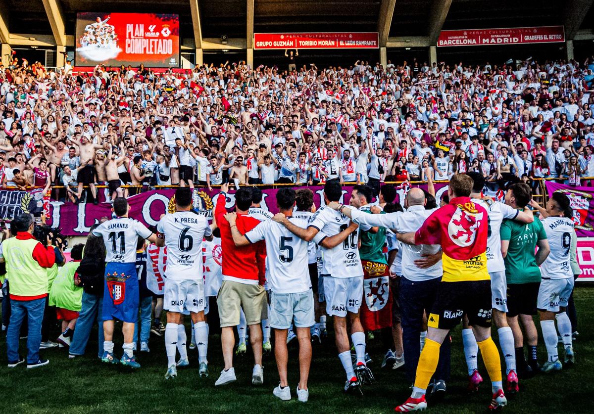 Los jugadores de la Cultural celebran el ascenso con la afición.