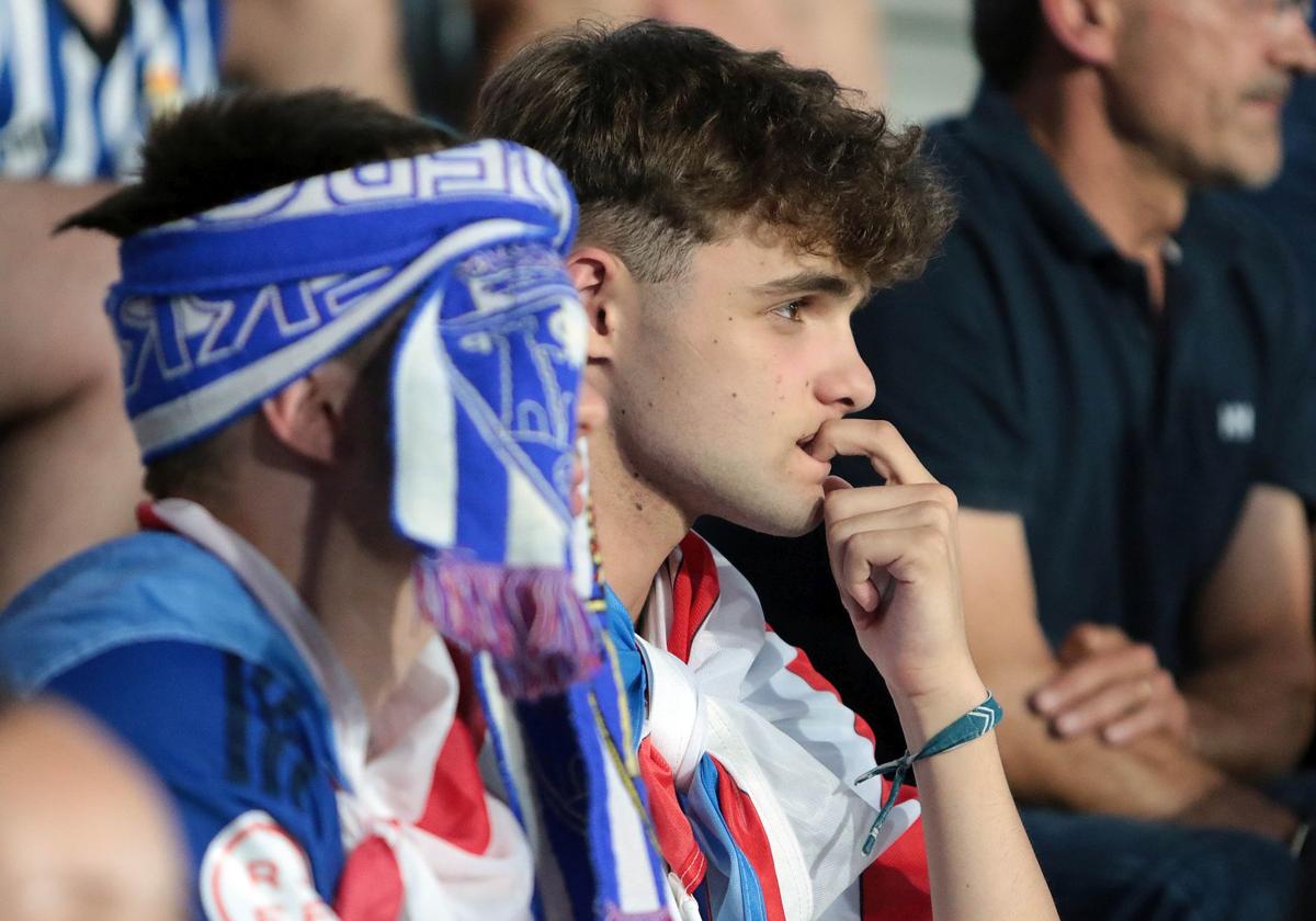 Un aficionado de la Deportiva, en un partido en El Toralín.