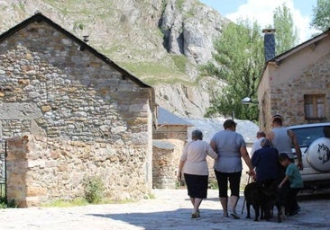 Cuatro días sin cobertura en Babia con tres negocios afectados y 15 vecinos mayores sin poder llamar