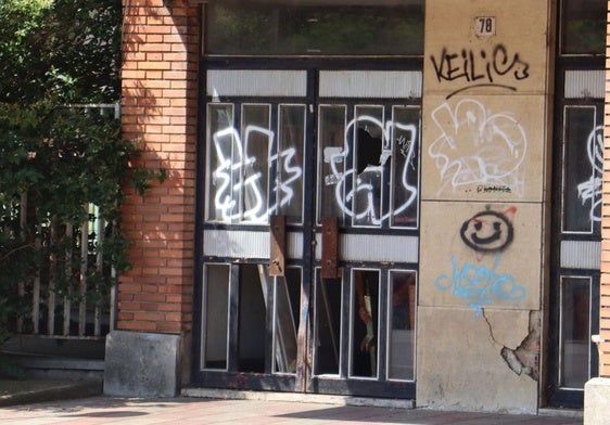 Puerta del antiguo Laboratorio Pecuario de León, ahora okupado.