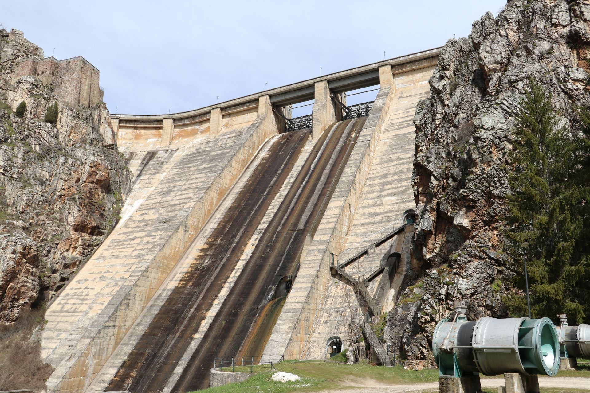 Así es la presa y el embalse leonés de Barrios de Luna