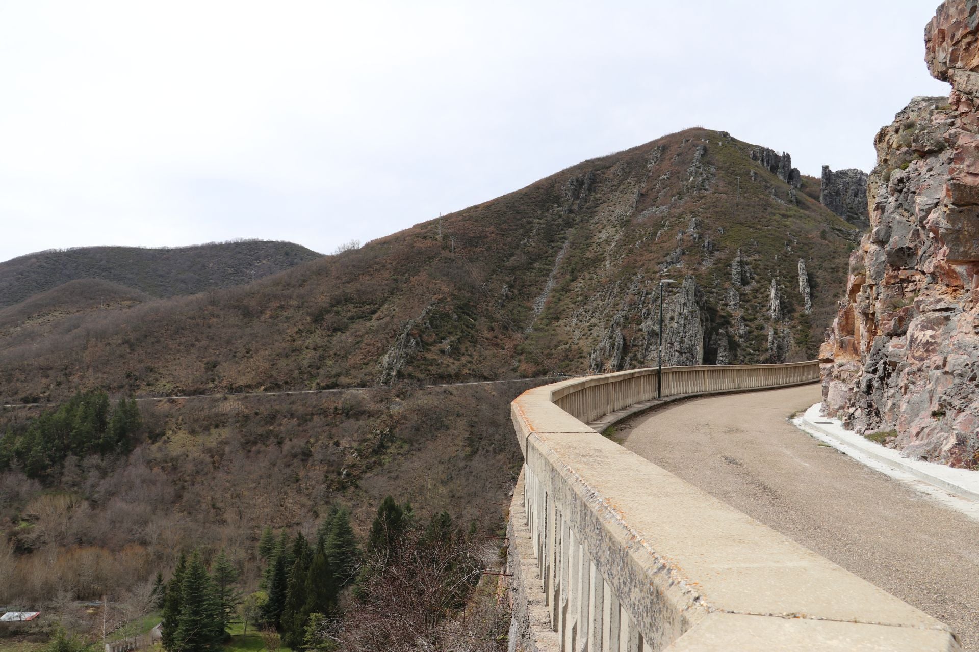 Así es la presa y el embalse leonés de Barrios de Luna