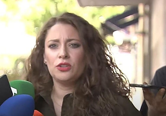 Ester Muñoz, en un canutazo ante los medios.