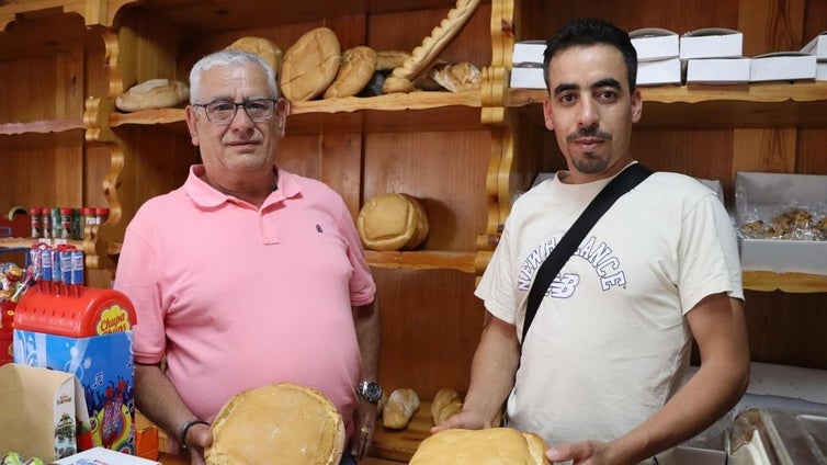 Tomás Ámez y Imad Niya, en la panadería La Nueva.