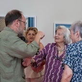Pedro Higueras junto a los vecinos de Babia en la exposición 'Robinsones en Babia'